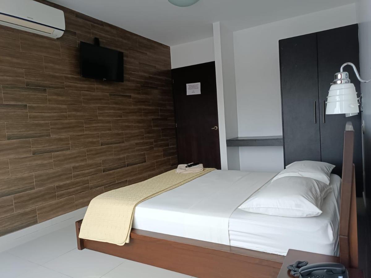 Hotel Quezada Hermanos Santo Domingo de los Colorados Esterno foto