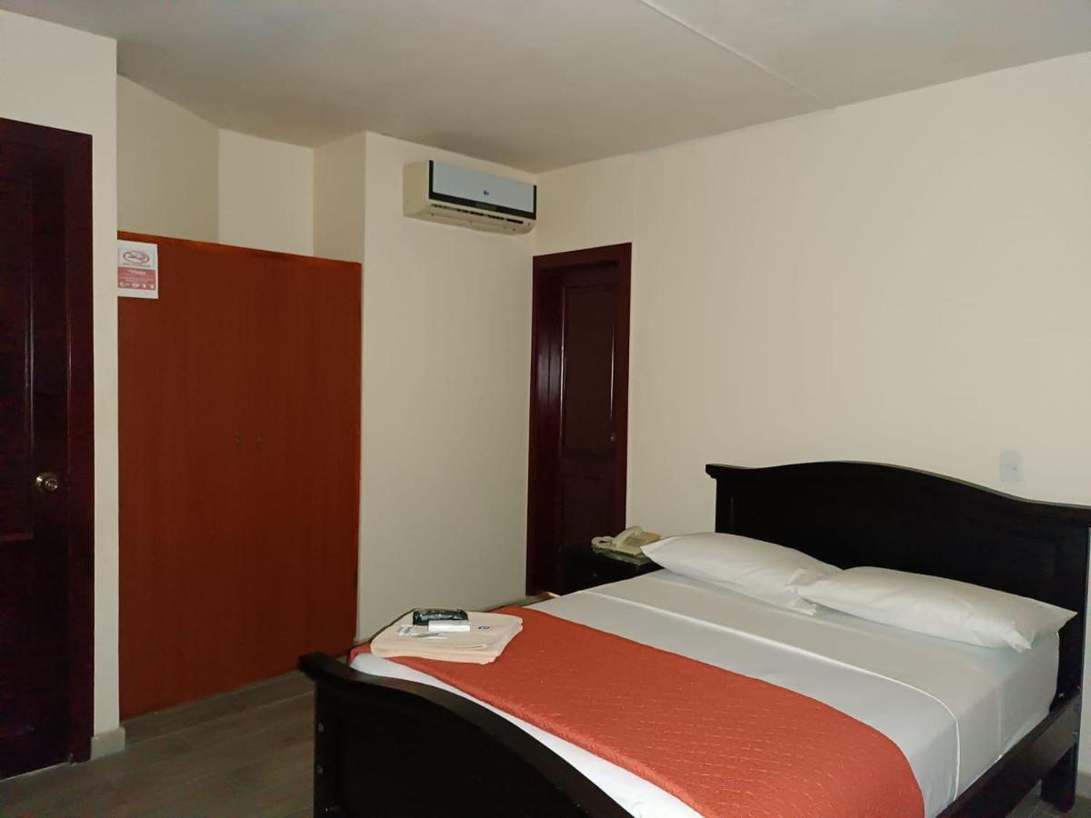 Hotel Quezada Hermanos Santo Domingo de los Colorados Esterno foto