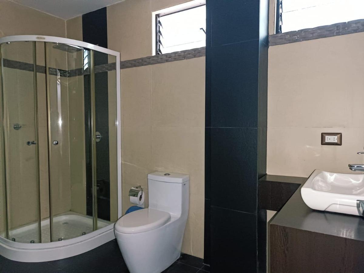 Hotel Quezada Hermanos Santo Domingo de los Colorados Esterno foto