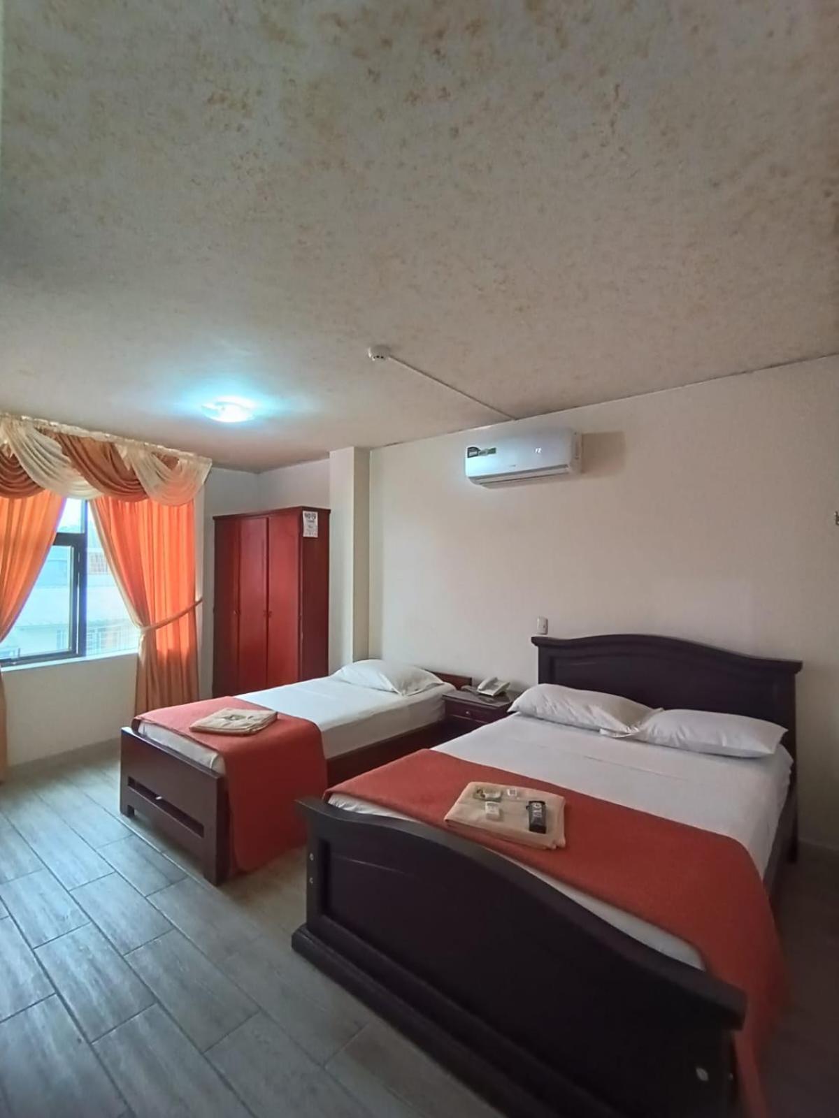 Hotel Quezada Hermanos Santo Domingo de los Colorados Esterno foto
