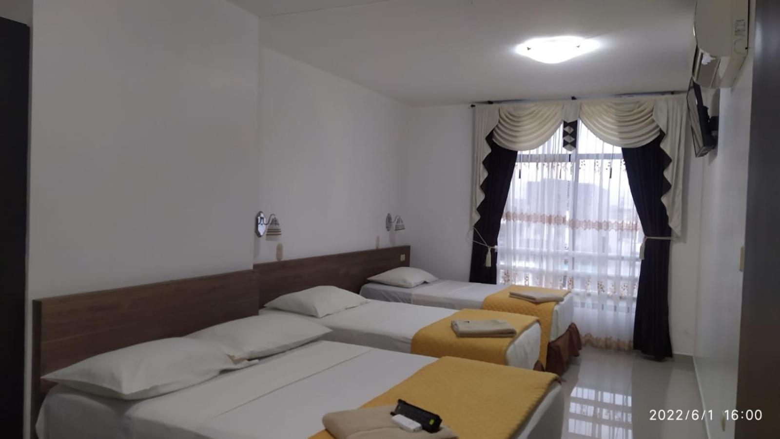 Hotel Quezada Hermanos Santo Domingo de los Colorados Esterno foto