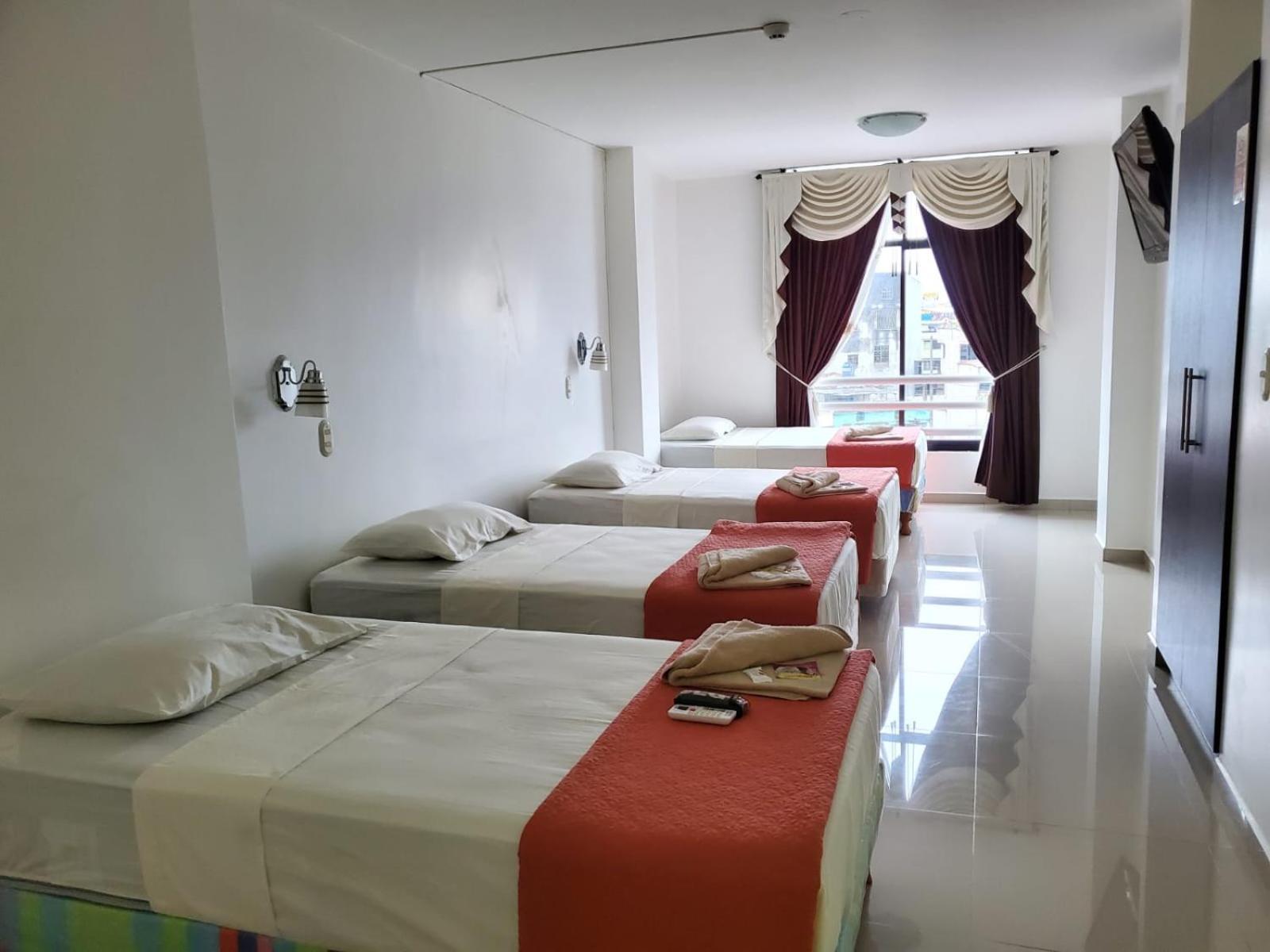 Hotel Quezada Hermanos Santo Domingo de los Colorados Esterno foto